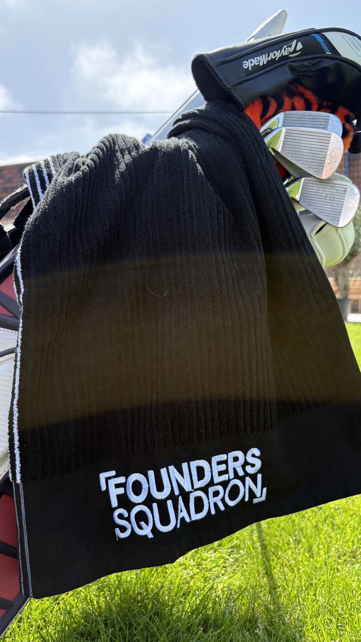 PINSEEKER Caddy Golf Towel in black, Blackout colourway