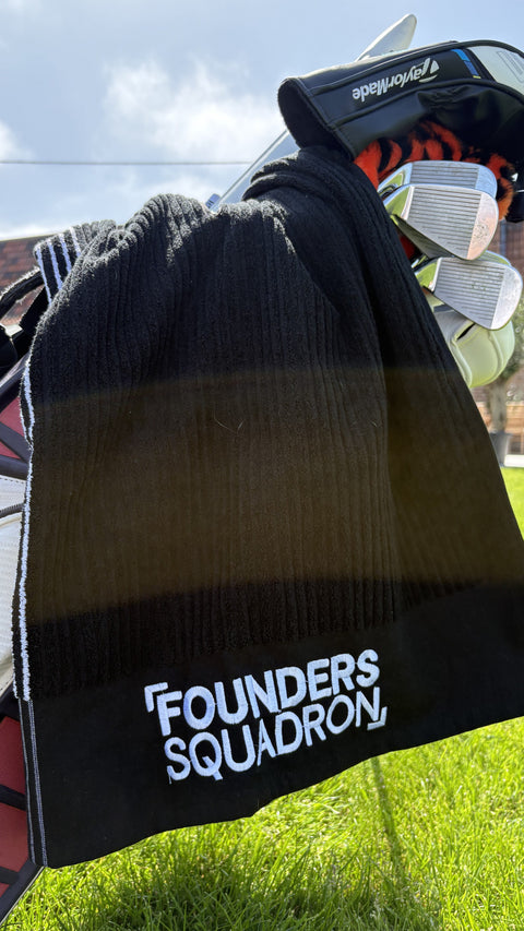 PINSEEKER Caddy Golf Towel in black, Blackout colourway