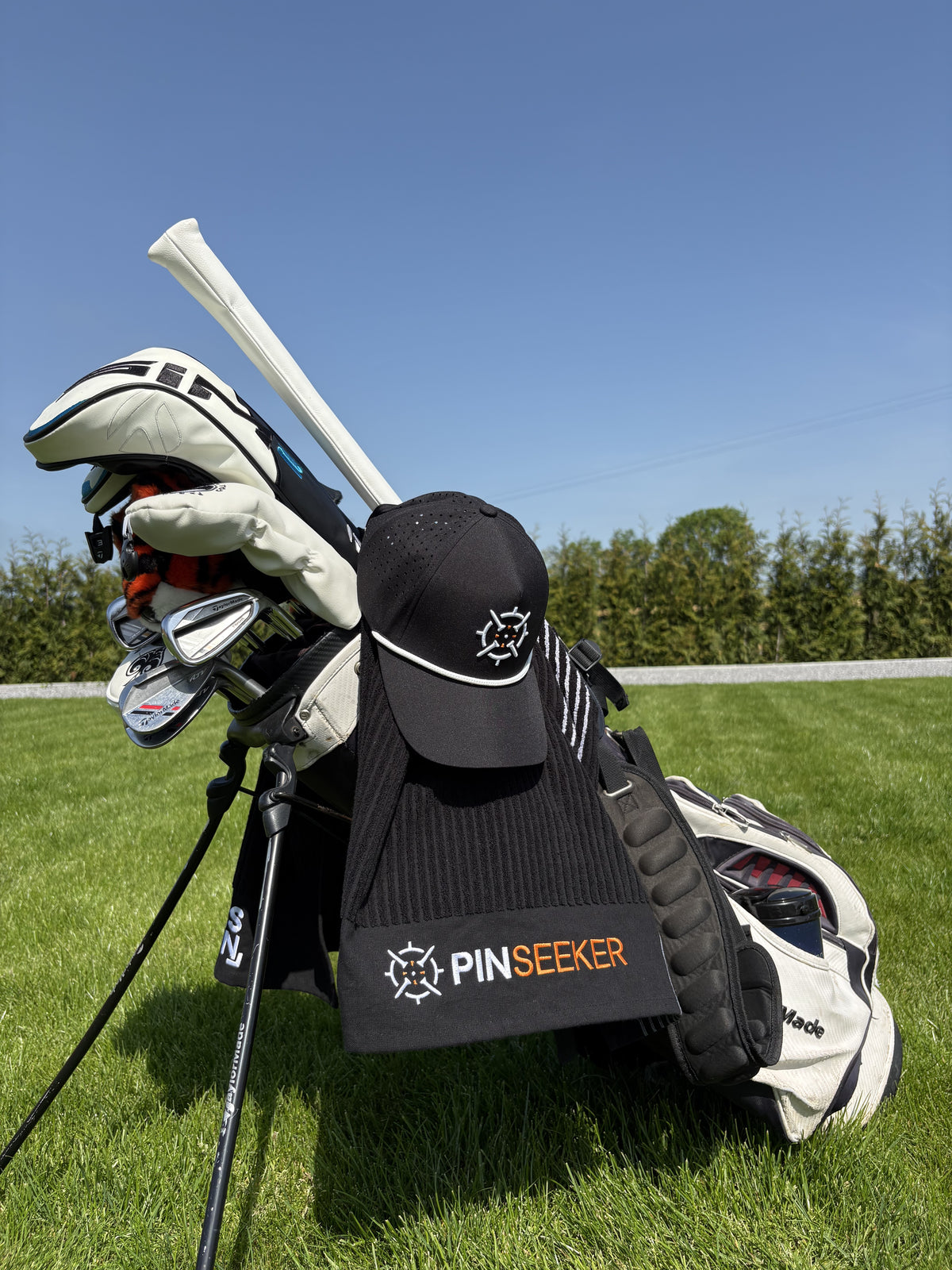 PINSEEKER Caddy Golf Towel in black, Blackout colourway