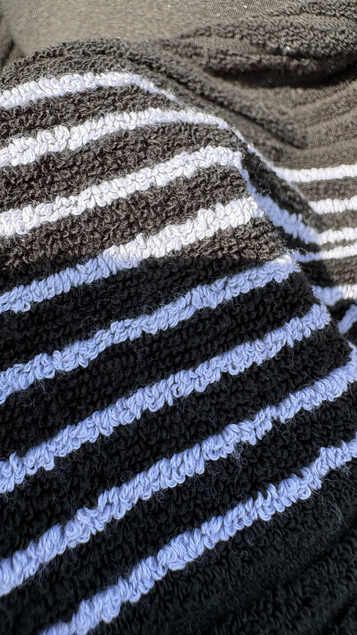 PINSEEKER Caddy Golf Towel in black, Blackout colourway
