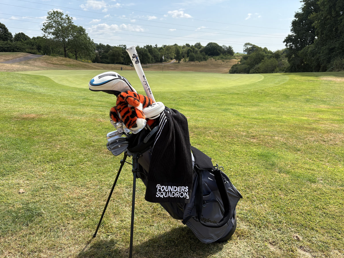 PINSEEKER Caddy Golf Towel in black, Blackout colourway
