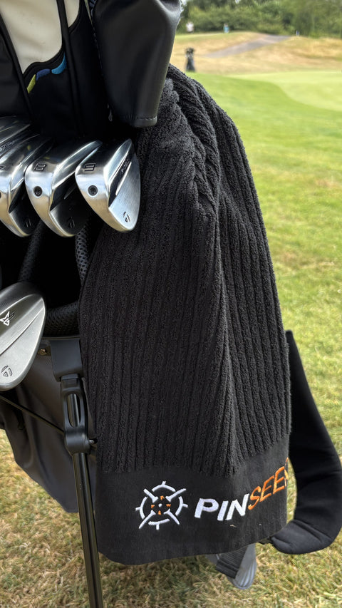 PINSEEKER Caddy Golf Towel in black, Blackout colourway