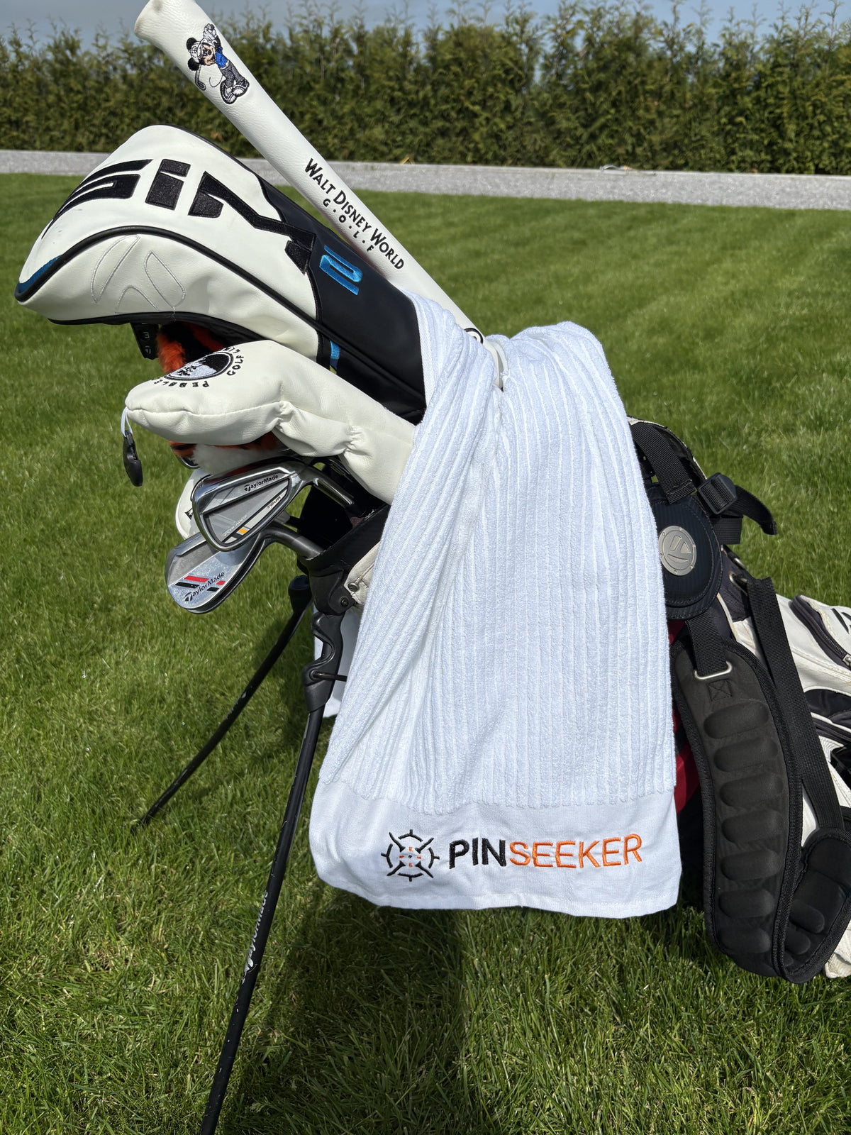 PINSEEKER Caddy Golf Towel, Whiteout colourway