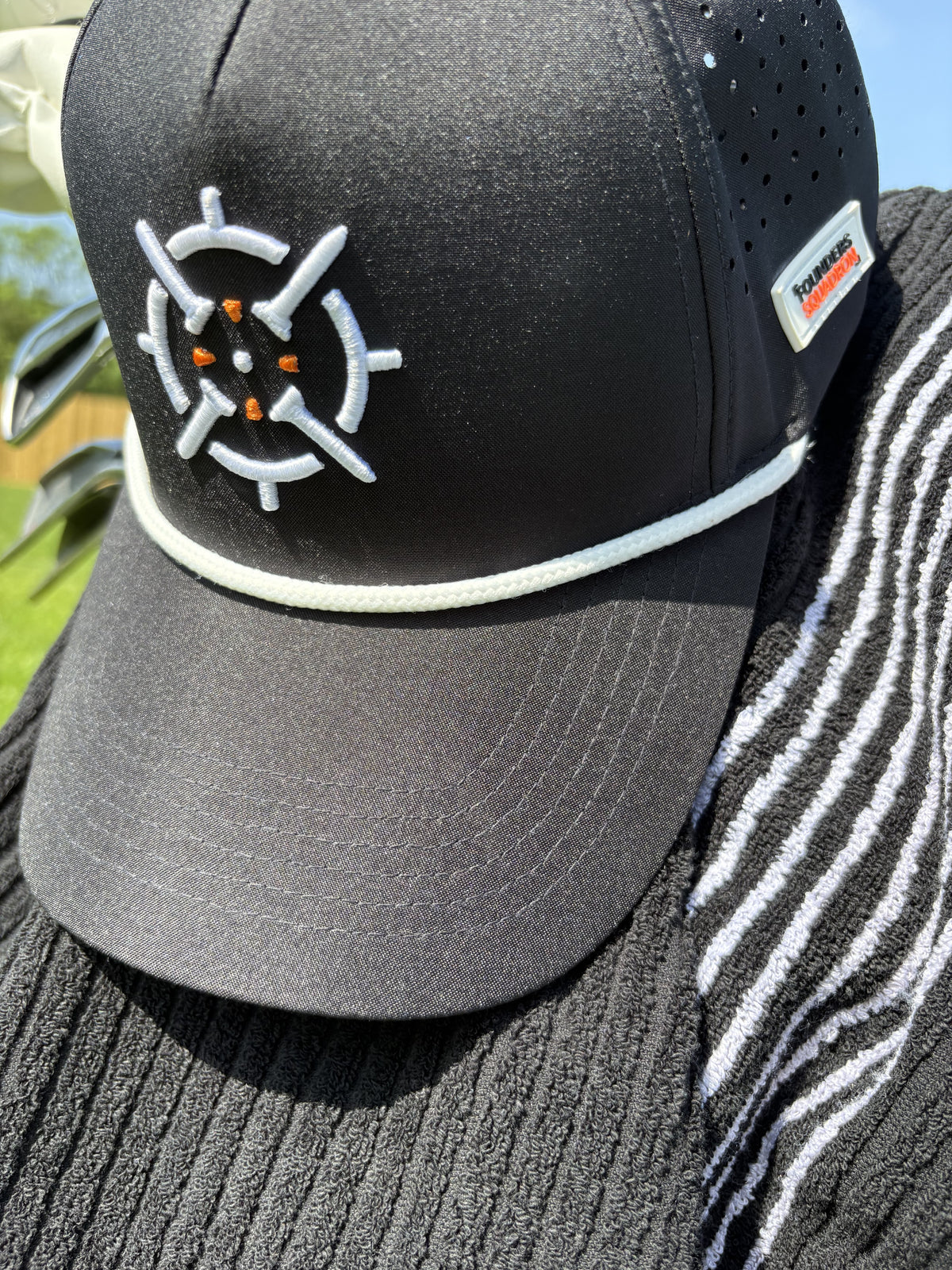 PINSEEKER Performance Golf Cap, Blackout colourway