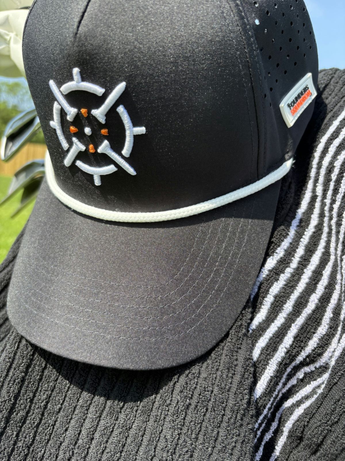 PINSEEKER Performance Golf Cap in black, Blackout colourway