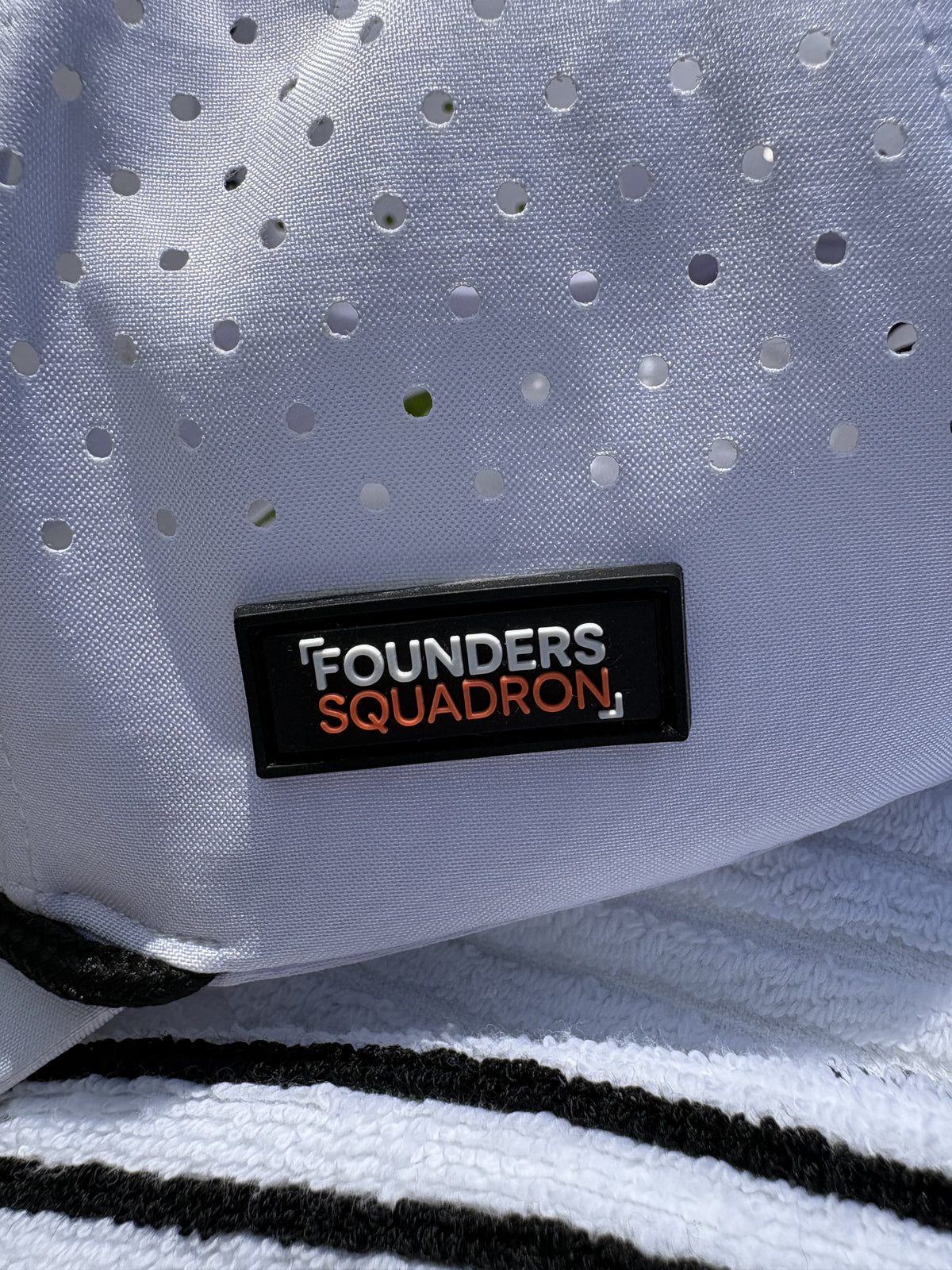 PINSEEKER Performance Golf Cap, Whiteout colourway