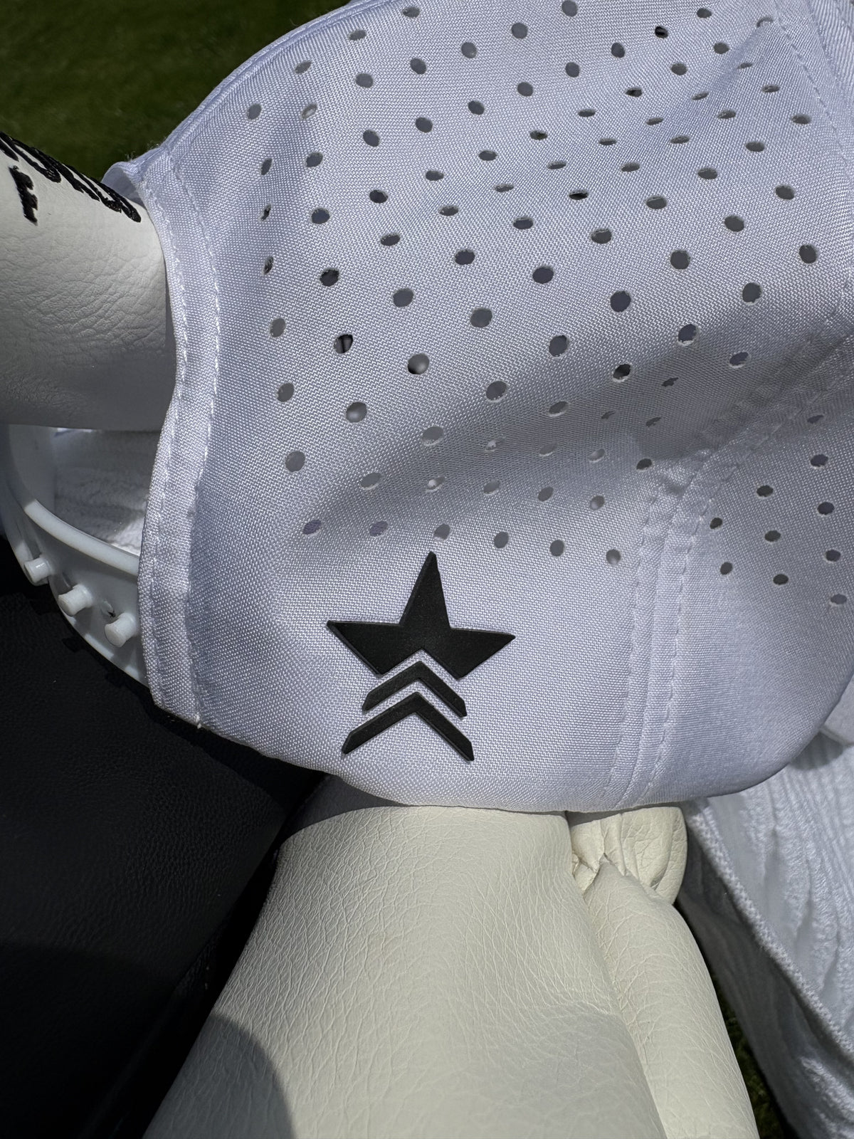 PINSEEKER Performance Golf Cap, Whiteout colourway