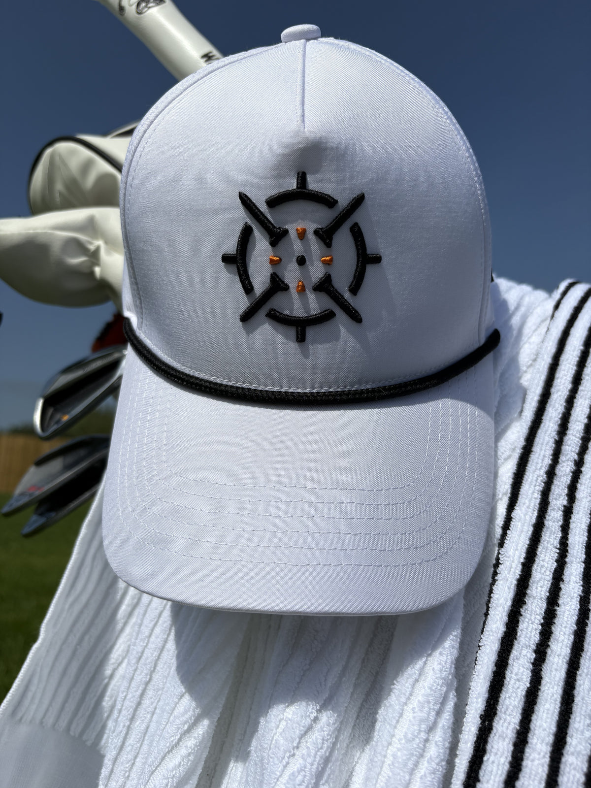 PINSEEKER Performance Golf Cap, Whiteout colourway
