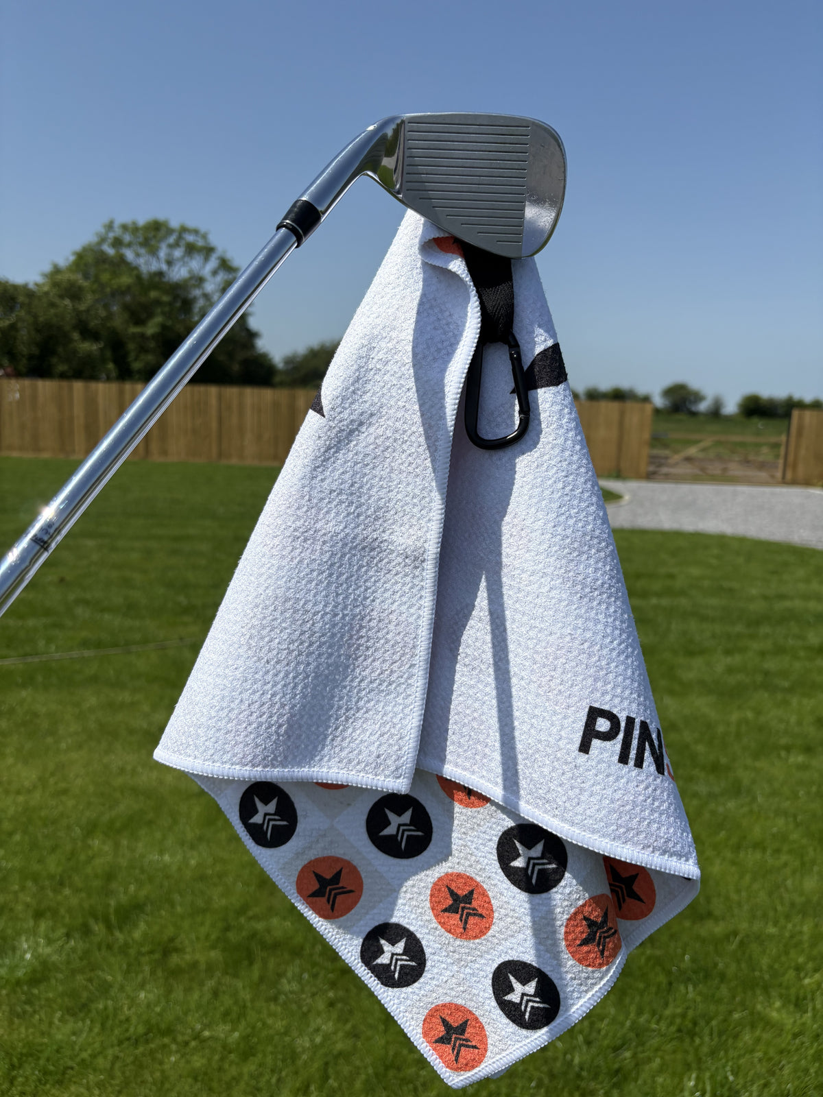 PINSEEKER Magnetic Golf Towel in white, Whiteout colourway