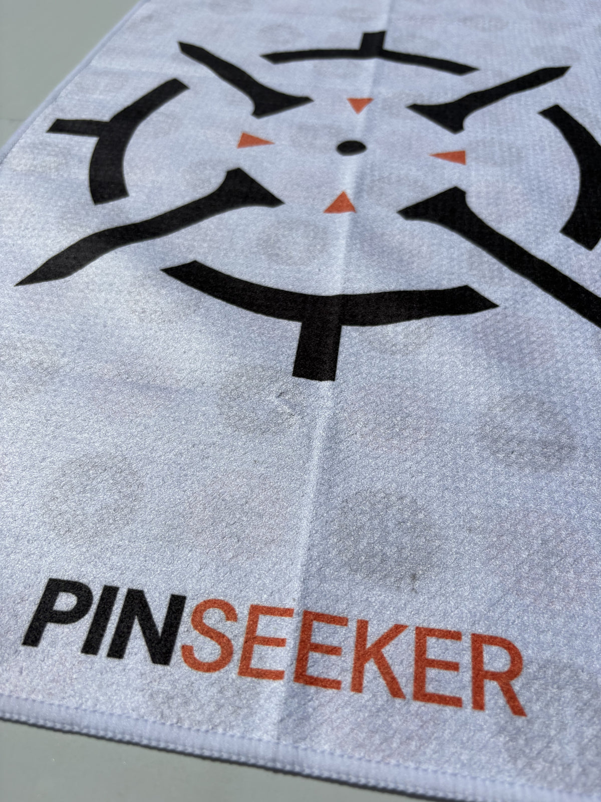 PINSEEKER Magnetic Golf Towel, Whiteout colourway