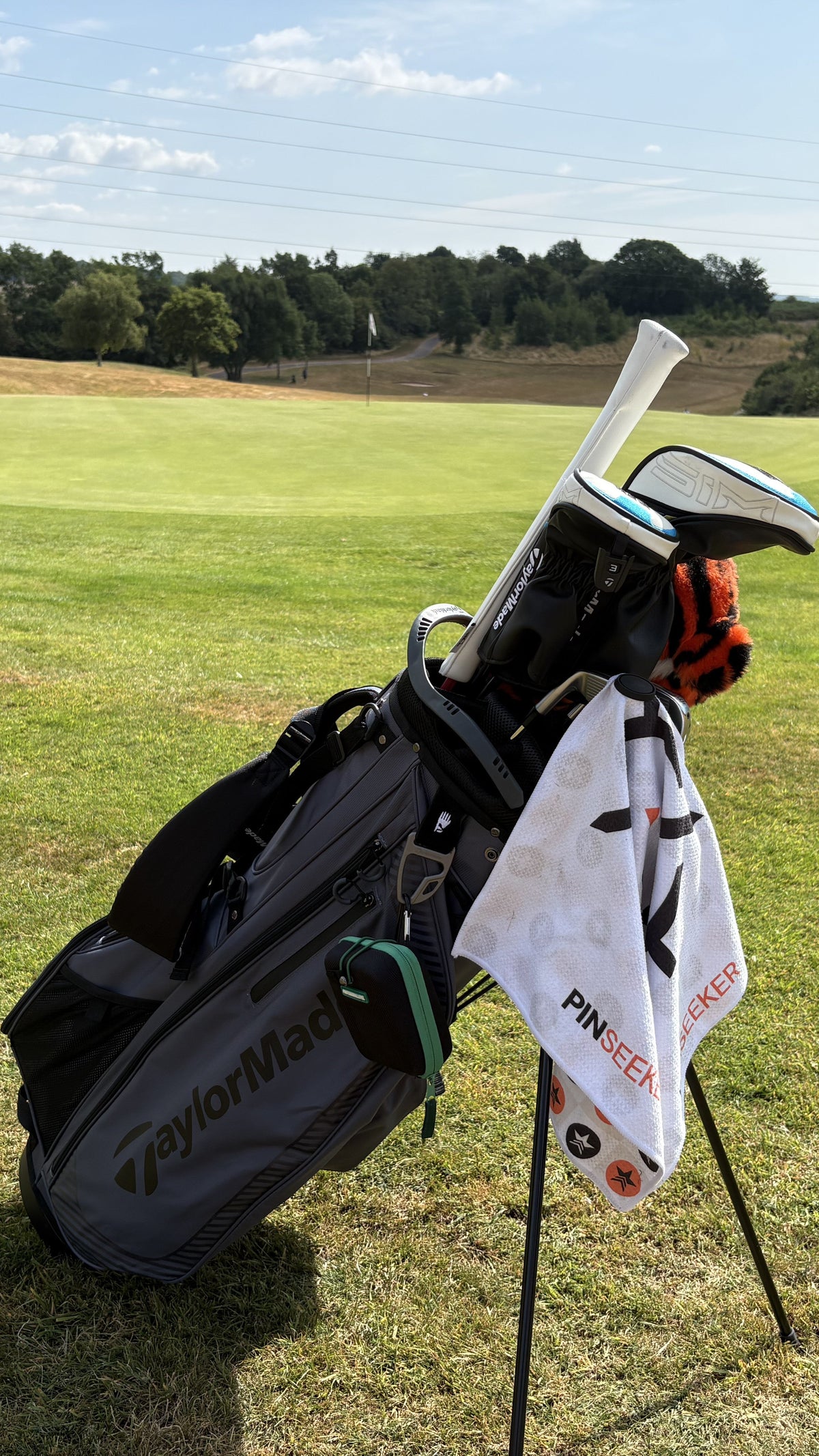 PINSEEKER Magnetic Golf Towel in white, Whiteout colourway