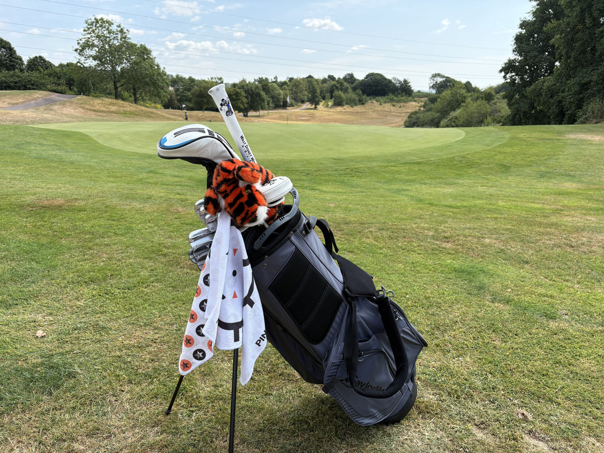 PINSEEKER Magnetic Golf Towel in white, Whiteout colourway