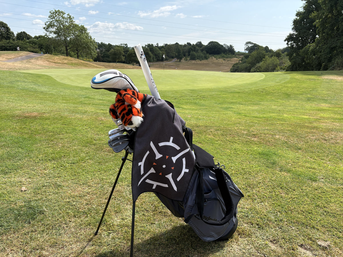 PINSEEKER Tour Golf Towel, Blackout colourway