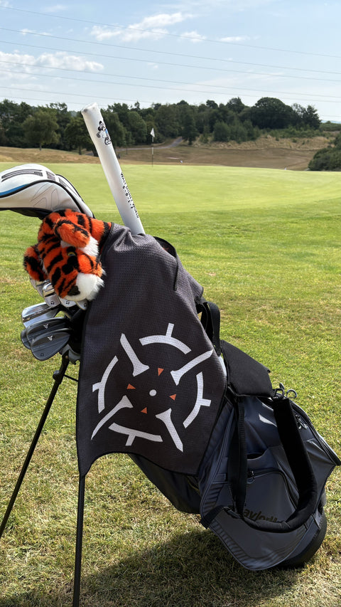 PINSEEKER Tour Golf Towel, Blackout colourway