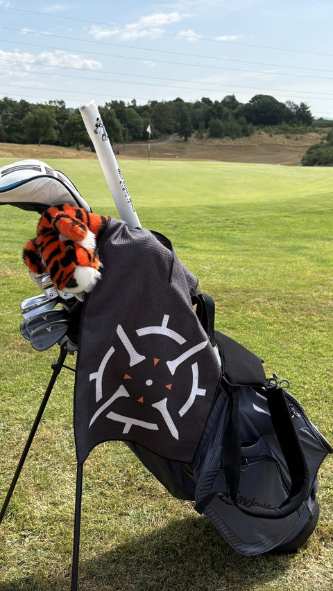 PINSEEKER Tour Golf Towel, Blackout colourway