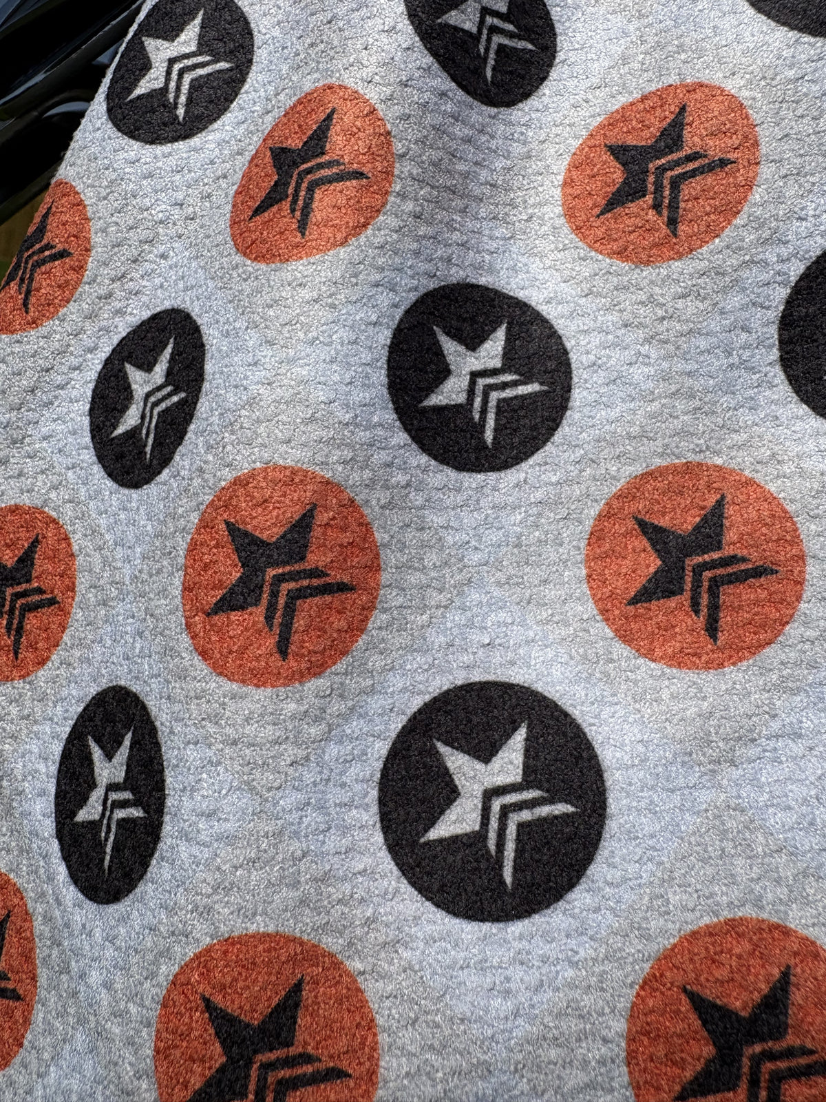 PINSEEKER Tour Golf Towel, Whiteout colourway