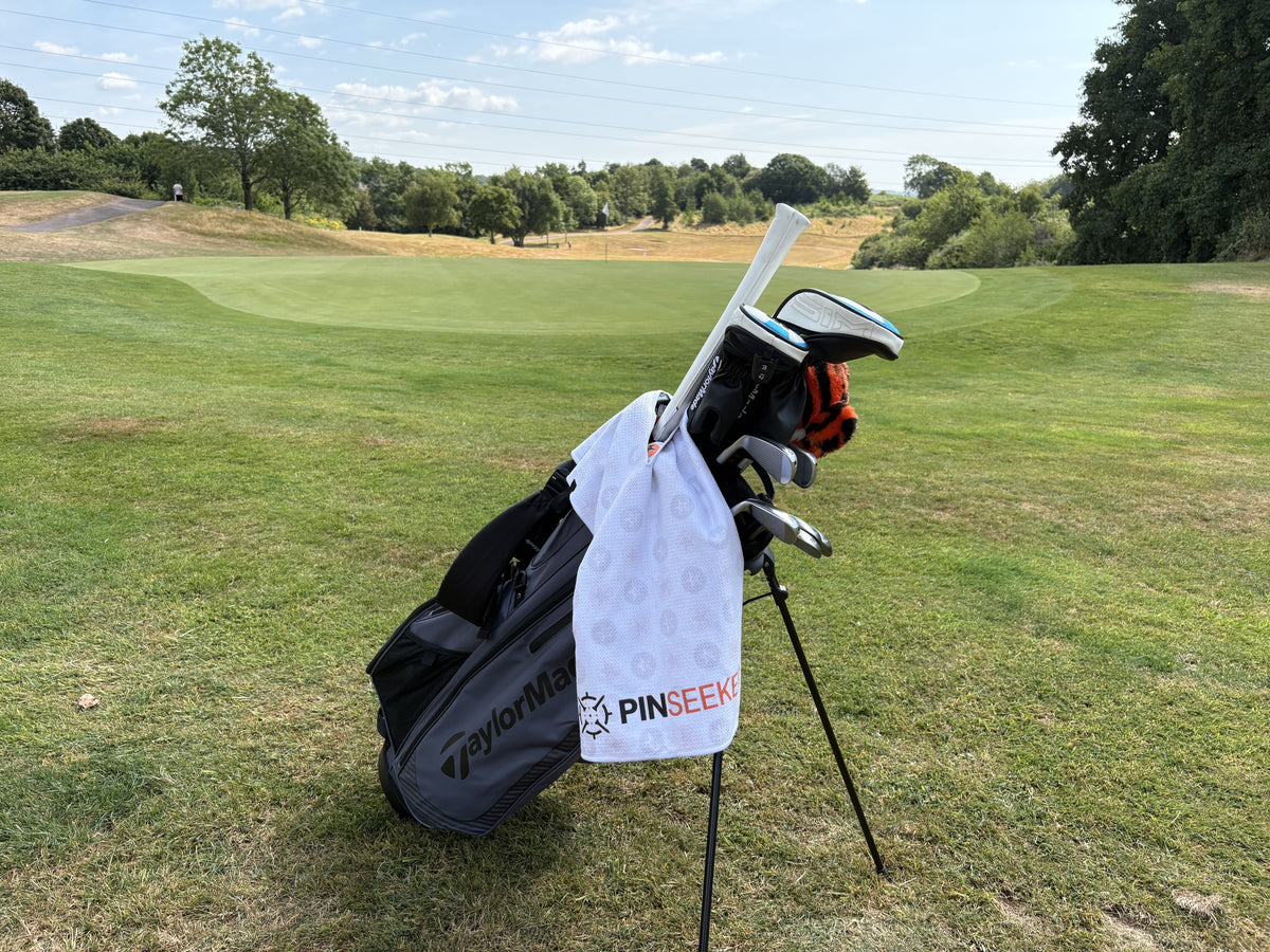 PINSEEKER Tour Golf Towel in white, Whiteout colourway